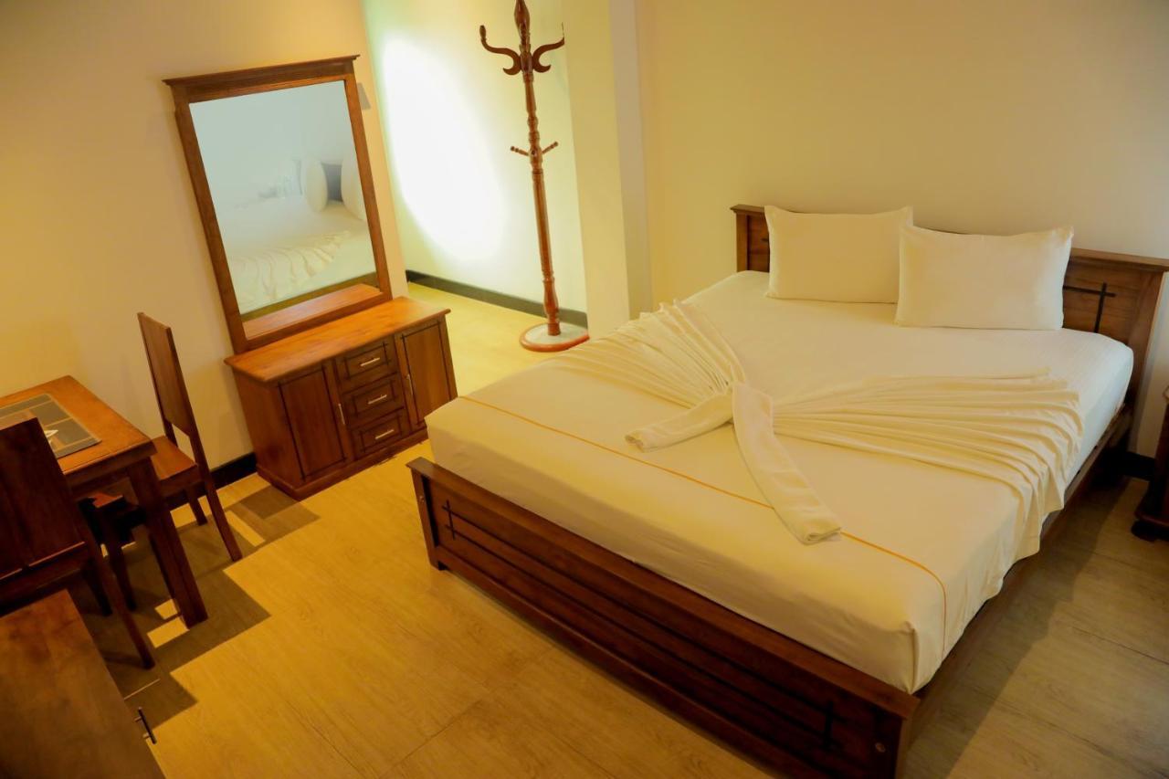 Aurora Banquet And Hotel Chilaw Exterior photo